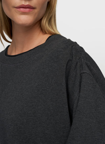 Cropped gathering swaeter