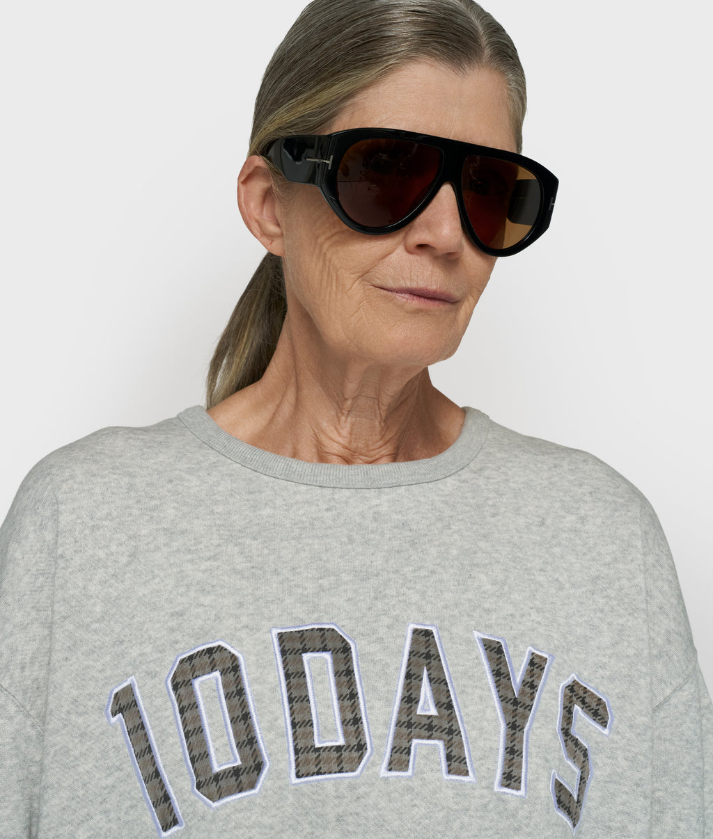 Statement sweater logo