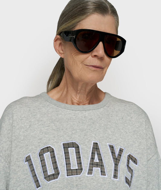 Statement sweater logo