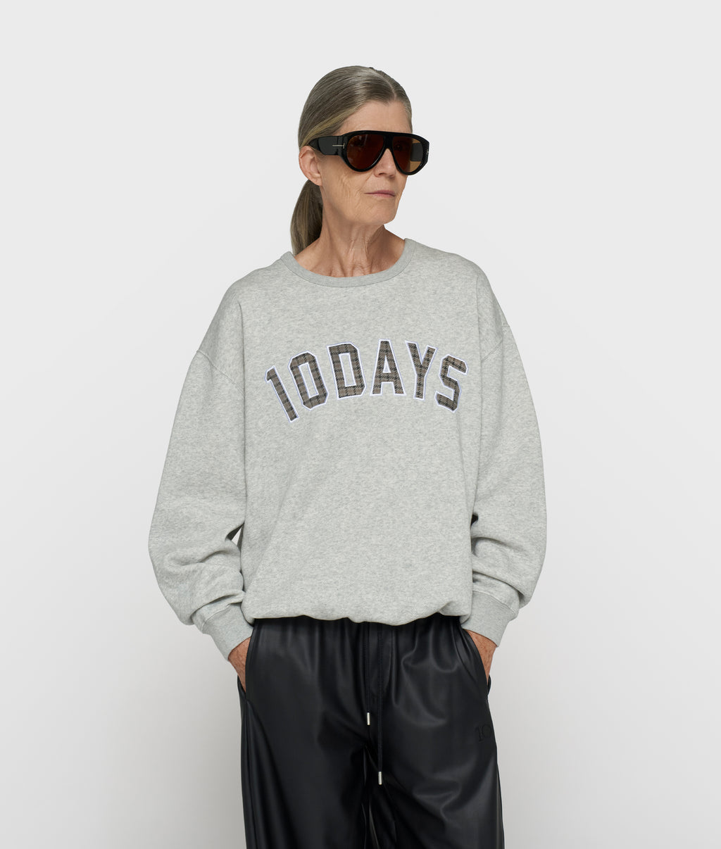 Statement sweater logo